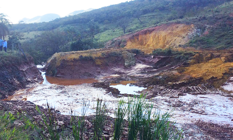 Dique de contenção de barragem da Tejucana Mineração rompe em MG